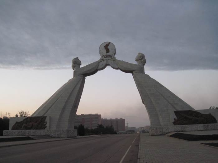 Photo of the Reunification Arch at the southern entrance to Pyongyang (Marilyn Langlois)