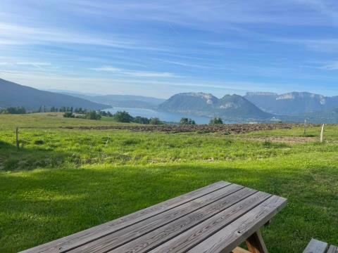 A picnic table overlooking a lake    Description automatically generated